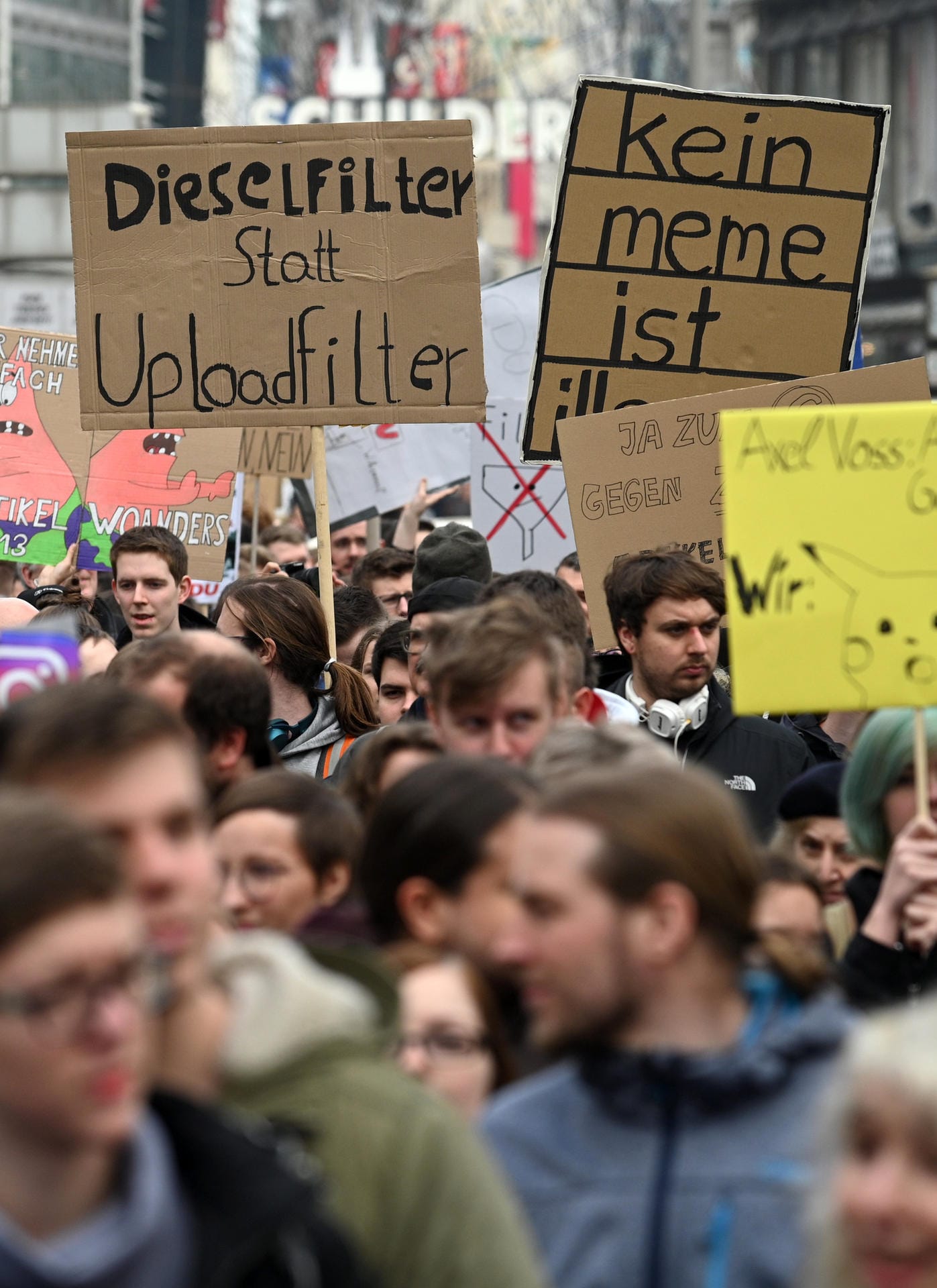 Auch Demonstranten in Köln versuchen, mit einfallsreichen Schildern Aufmerksamkeit zu erregen.