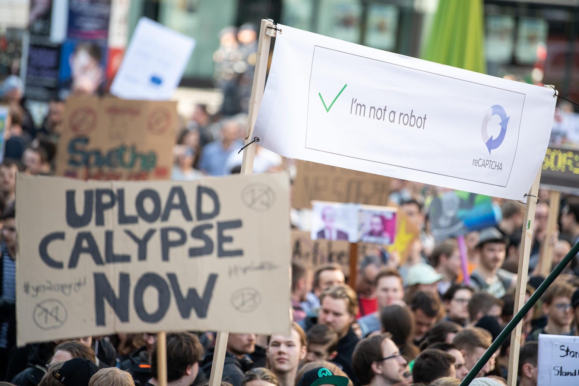 "Upload Calypse Now" steht auf einem Schild von Demonstranten in Stuttgart.
