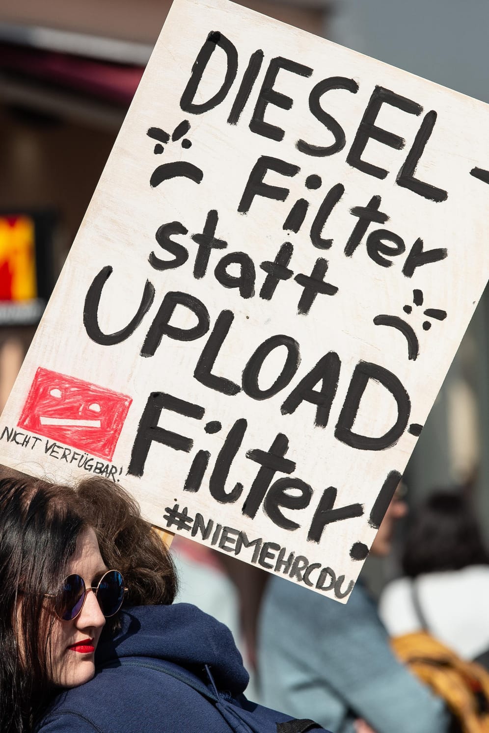 Demonstranten in Göttingen: "Diesel-Filter statt Upload-Filter – #NIEMEHRCDU" steht auf einem Transparent.