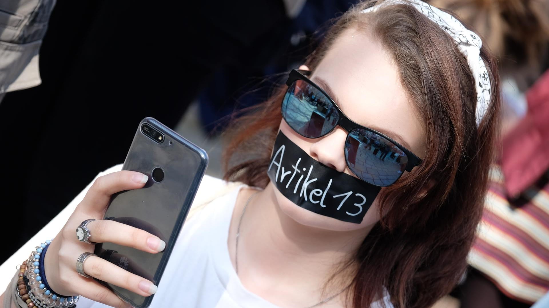 Menschen protestieren in Jena gegen die geplante Urheberrechtsreform. Kurz vor der entscheidenden Abstimmung über die Reform des Urheberrechts im EU-Parlament haben Tausende in Europa gegen das Vorhaben protestiert. Gegner der Reform und vor allem des umstrittenen Artikels 13 hatten Demonstrationen in rund 20 Ländern angekündigt.