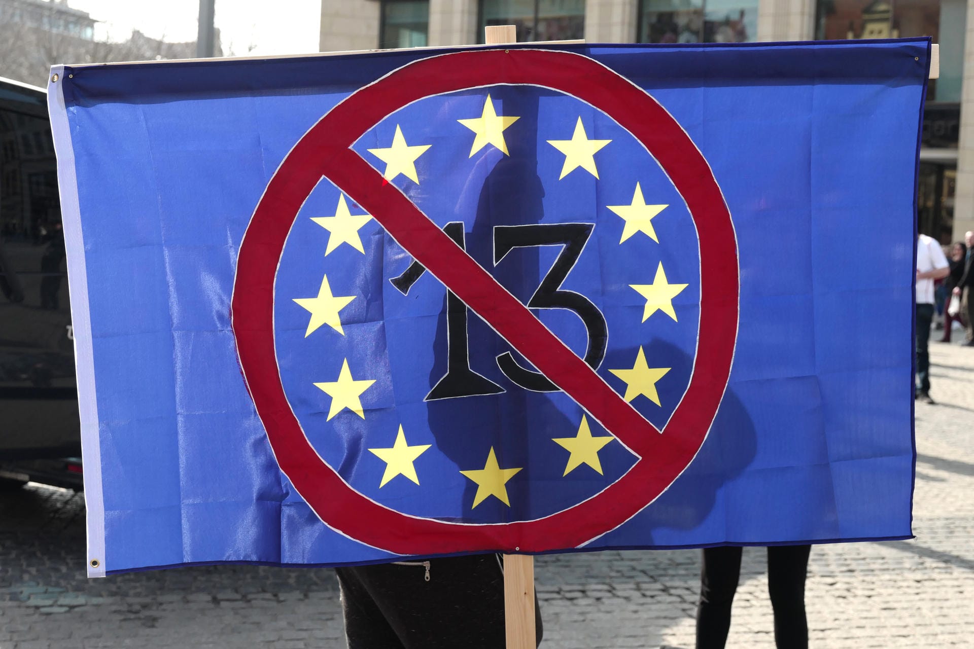 Mit einem Schild gegen Artikel 13 stehen Teilnehmer bei einer Demonstration unter dem Motto "Save the Internet" gegen Upload-Filter anlässlich der geplanten EU-Urheberrechtsreform in Leipzig.