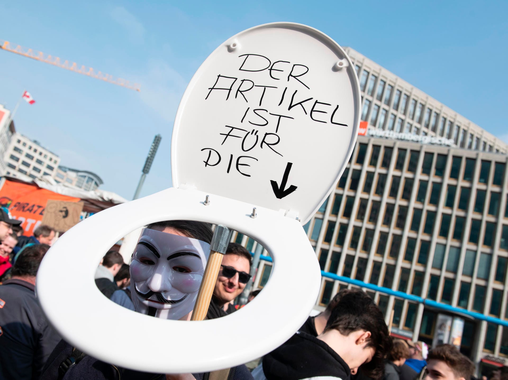 Berlin: Zwei Männer mit "anonymous"-Masken stehen mit einem Klodeckel bei der Demonstration gegen die geplante EU-Urheberrechtsreform und mögliche Upload-Filter auf dem Potsdamer Platz.