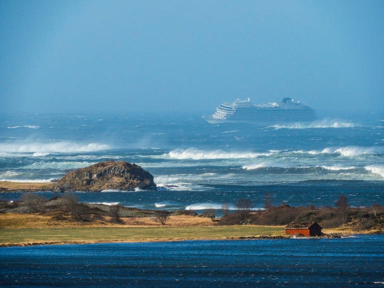 Das Kreuzfahrtschiff "Viking Sky" meldete am Samstagnachmittag einen Motorschaden.