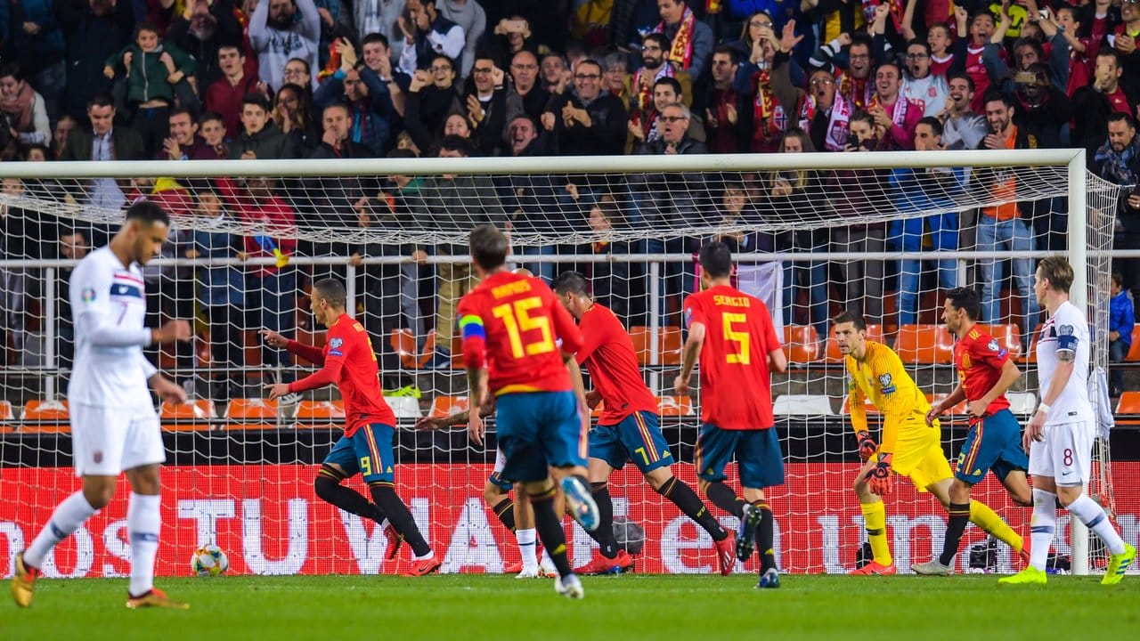 Die Spanier jubeln nach dem Führungstor gegen Norwegen.