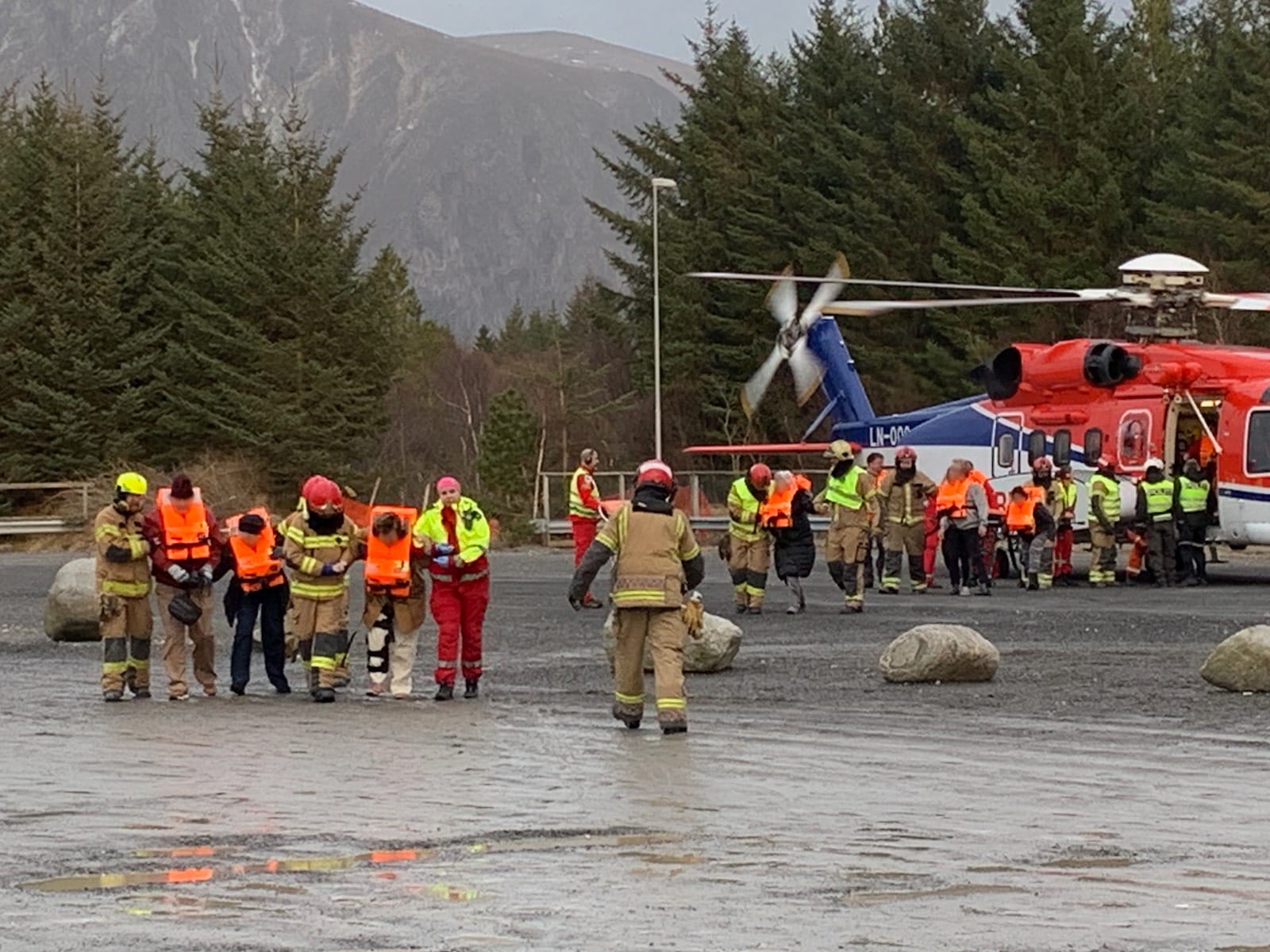 Mit Hubschraubern hat die norwegische Küstenwache bis Sonntagmorgen mehr als 370 Menschen von Bord der "Viking Sky" an Land gebracht, 17 von ihnen mussten verletzt ins Krankenhaus.