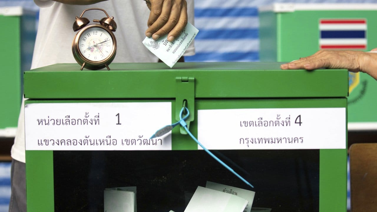 Knapp fünf Jahre nach einem Militärputsch hat in Thailand die Parlamentswahl begonnen.