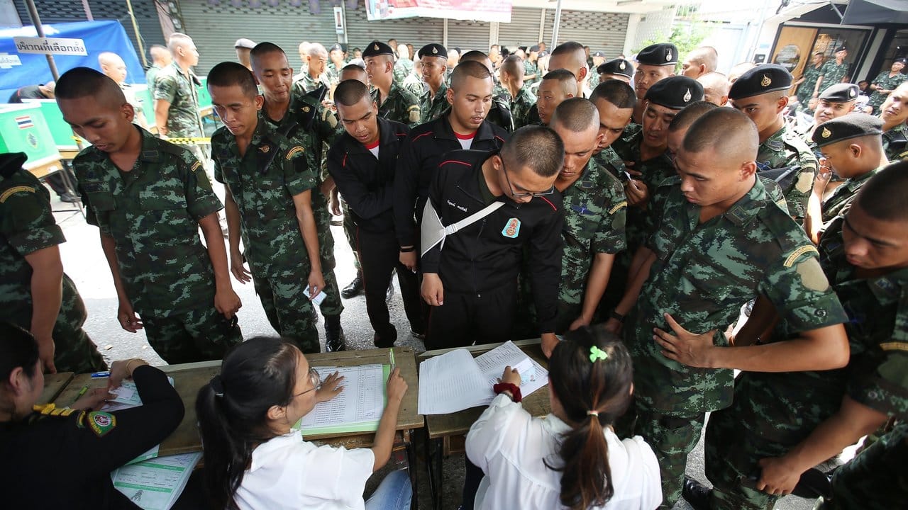 Soldaten stehen vor einem Wahllokal Schlange, um ihre Stimme abzugeben.