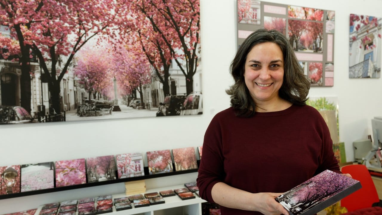 Victoria Harlos macht mit blühenden Kirschbäumen ein Geschäft.