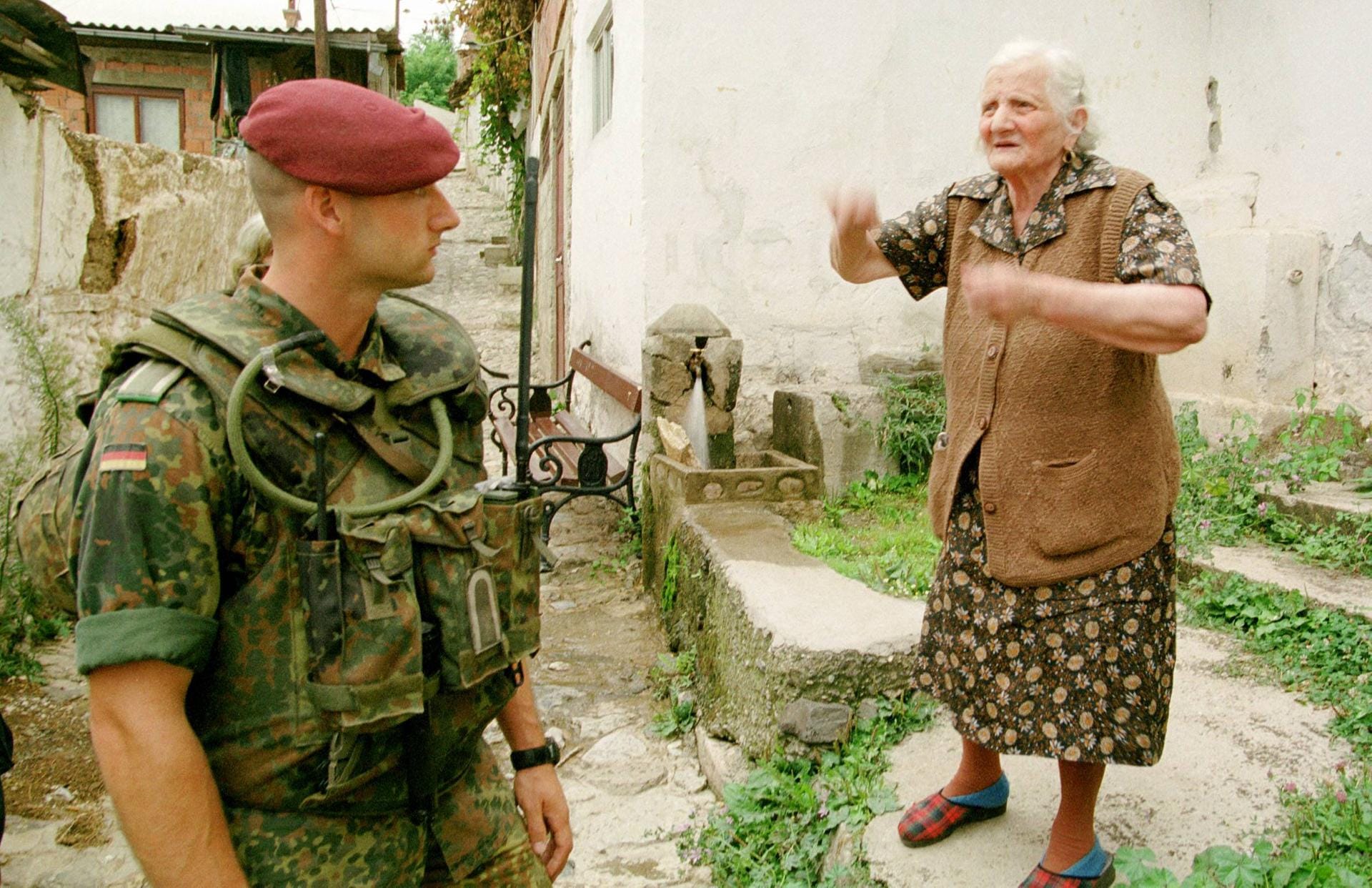 Deutsche KFOR-Soldaten (Fallschirmjäger) patroullieren in Prizren durch einen Stadtteil, in dem vormals hauptsächlich Kosovo-Serben gewohnt haben.