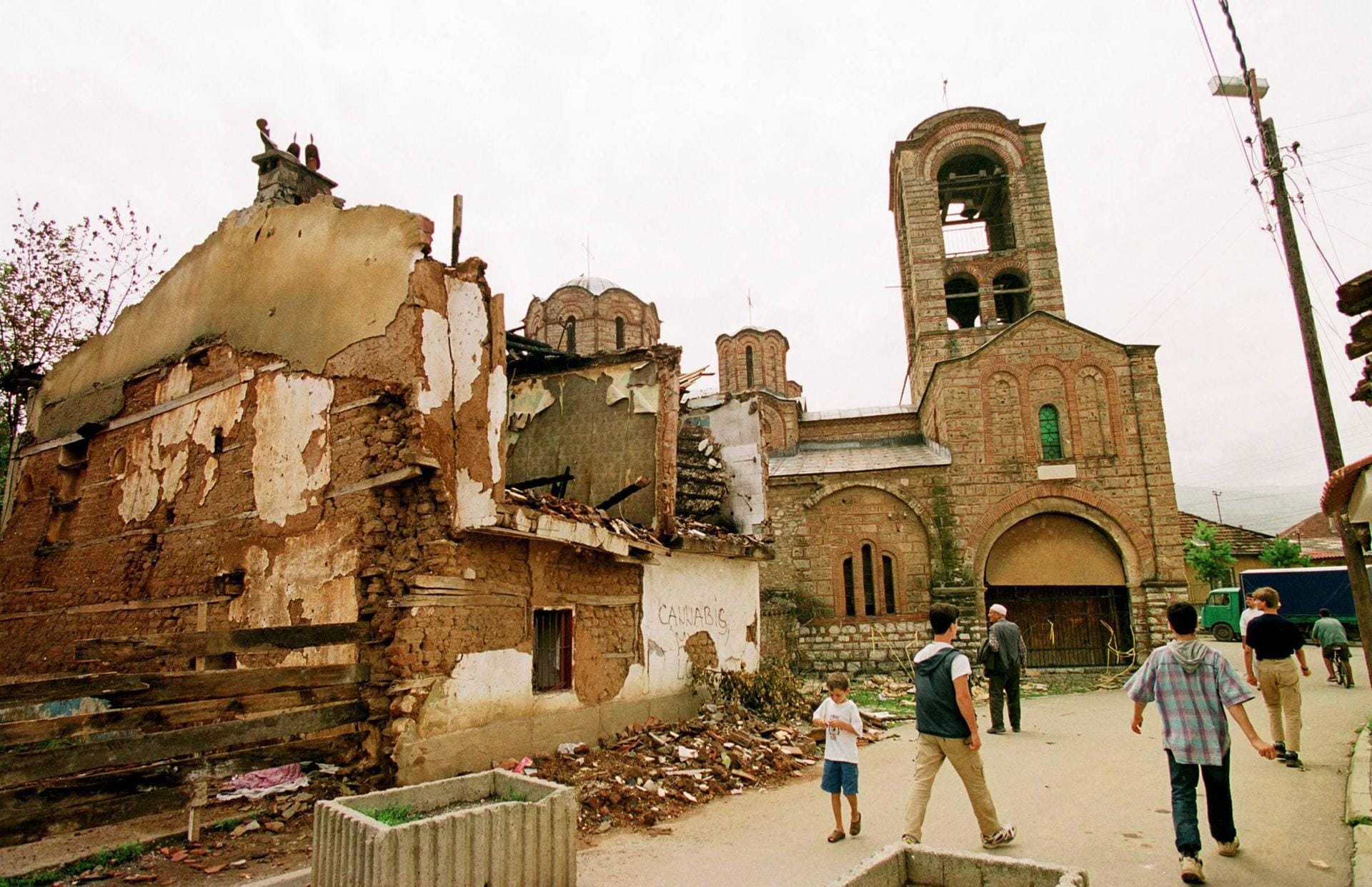 Zerstörtes Kirchengebäude neben einer der vielen serbisch-orthodoxen Kirchen in Prizren.