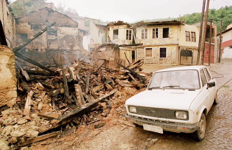 Von Kosovo-Albanern aus Rache in Brand gesetztes Haus einer serbischen Familie in Prizren.
