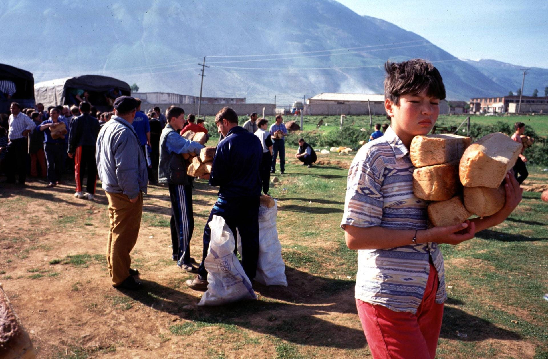 Flüchtlingskind nach der Essensausgabe im nordalbanischen Kukes an der Grenze zum Kosovo Jugoslaw