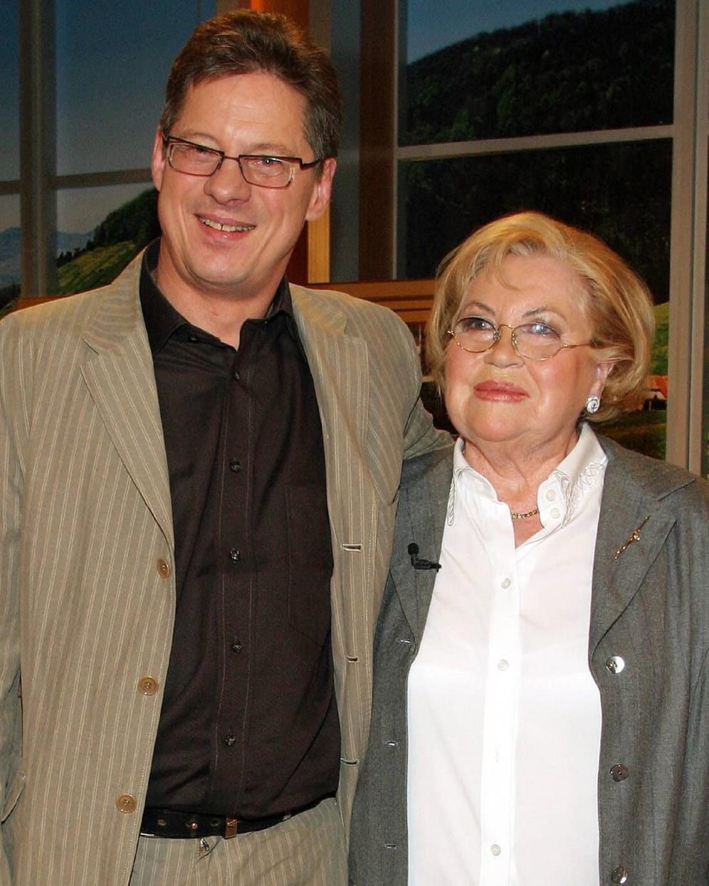 Eva-Maria Bauer und Jochen Schröder: 2005 trafen sich die Stars der Serie wieder. Ein Jahr später starb Eva-Maria Bauer. Jochen Schröder zog sich komplett aus der Öffentlichkeit zurück.