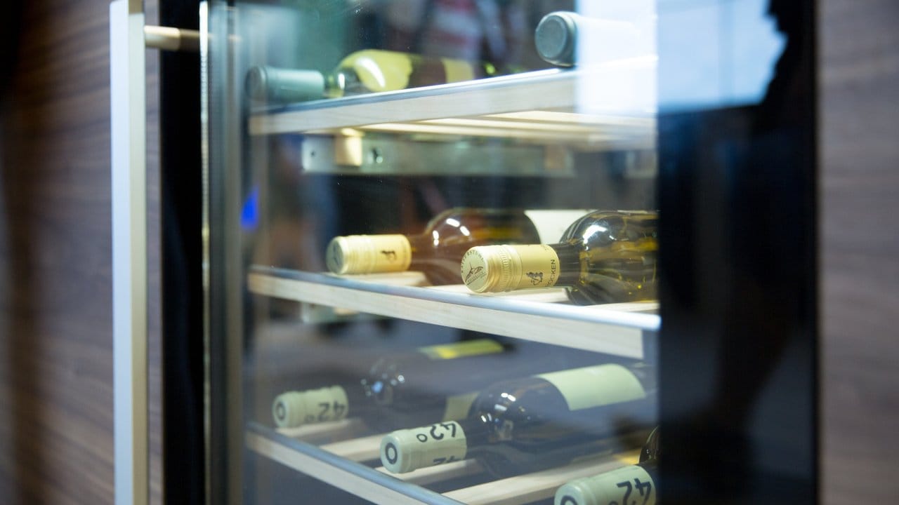 Ein spezieller Weinkühlschrank bietet dem edlen Tropfen optimale Lagerbedingungen.