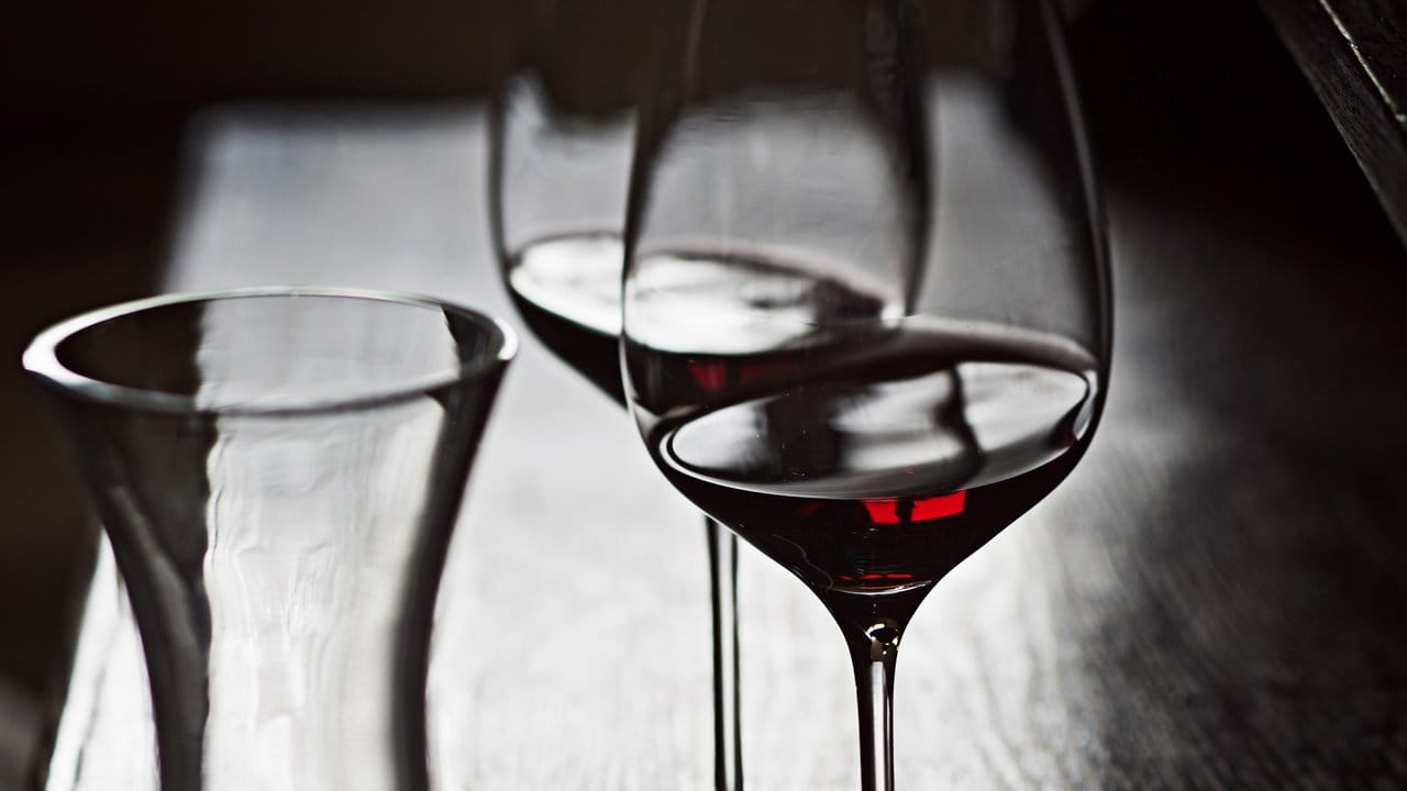 Rotweine mit viel Gerbstoff und mindestens 13 Prozent Alkohol eignen sich gut für eine längere Lagerung.