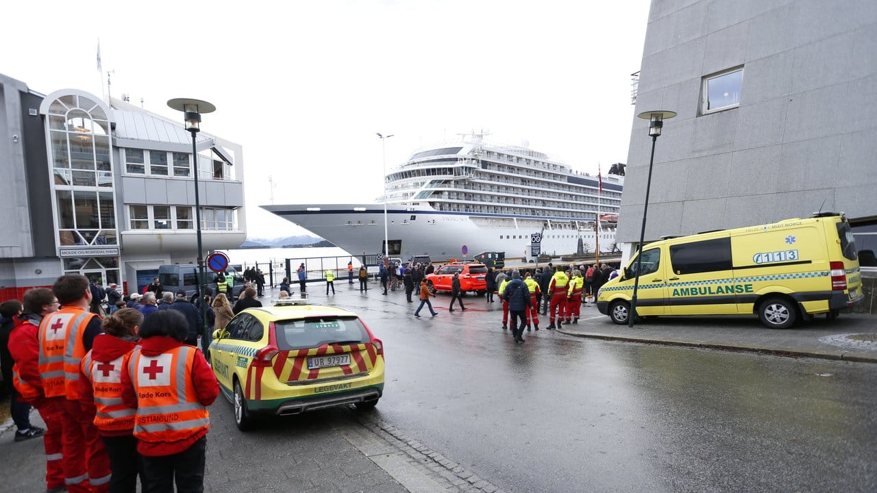 Die "Viking Sky" läuft in den Hafen der norwegischen Kleinstadt Molde ein.