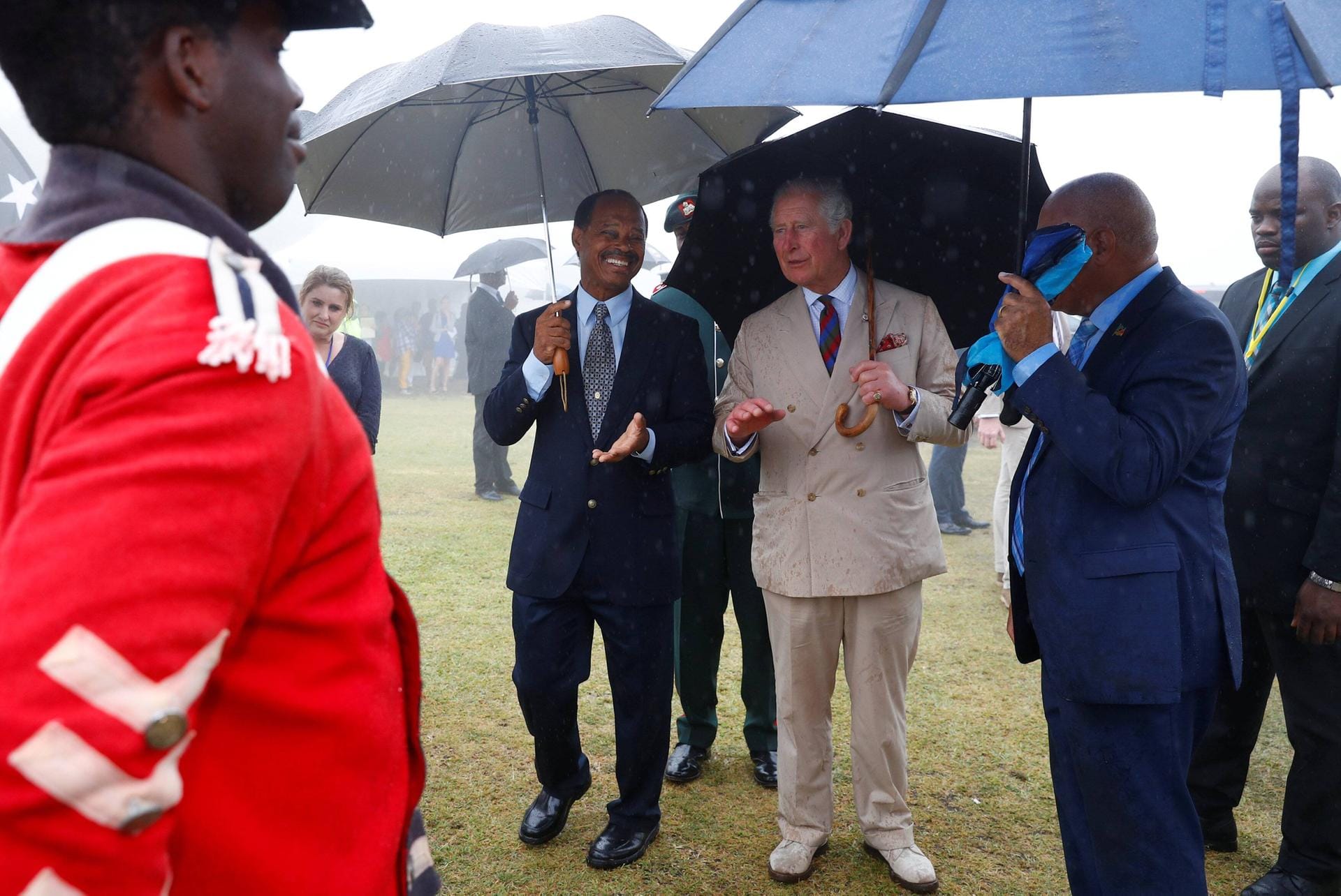 Auch in den Regen kamen Prinz Charles und seine Frau.