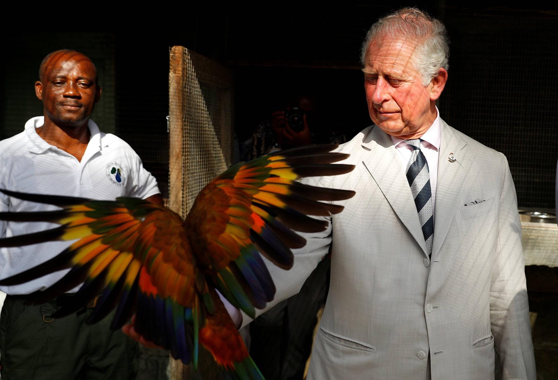 Prinz Charles widmete sich in der Karibik auch einem Papagei.