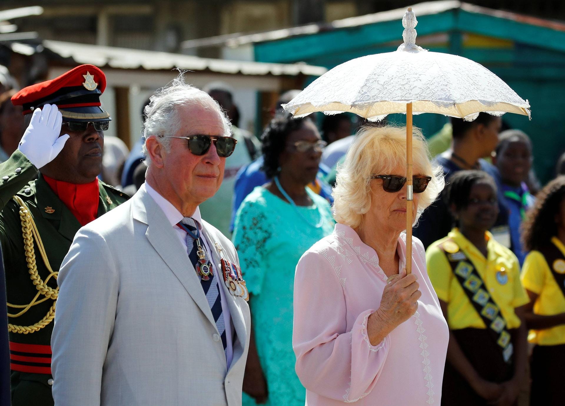 Prinz Charles und Camilla waren jeder Wetterlage ausgesetzt.