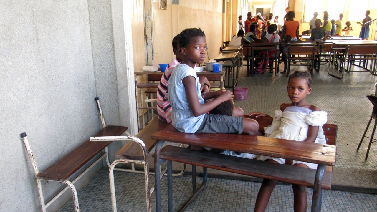 Kinder sitzen in einer Flüchtlingsunterkunft in Beira.