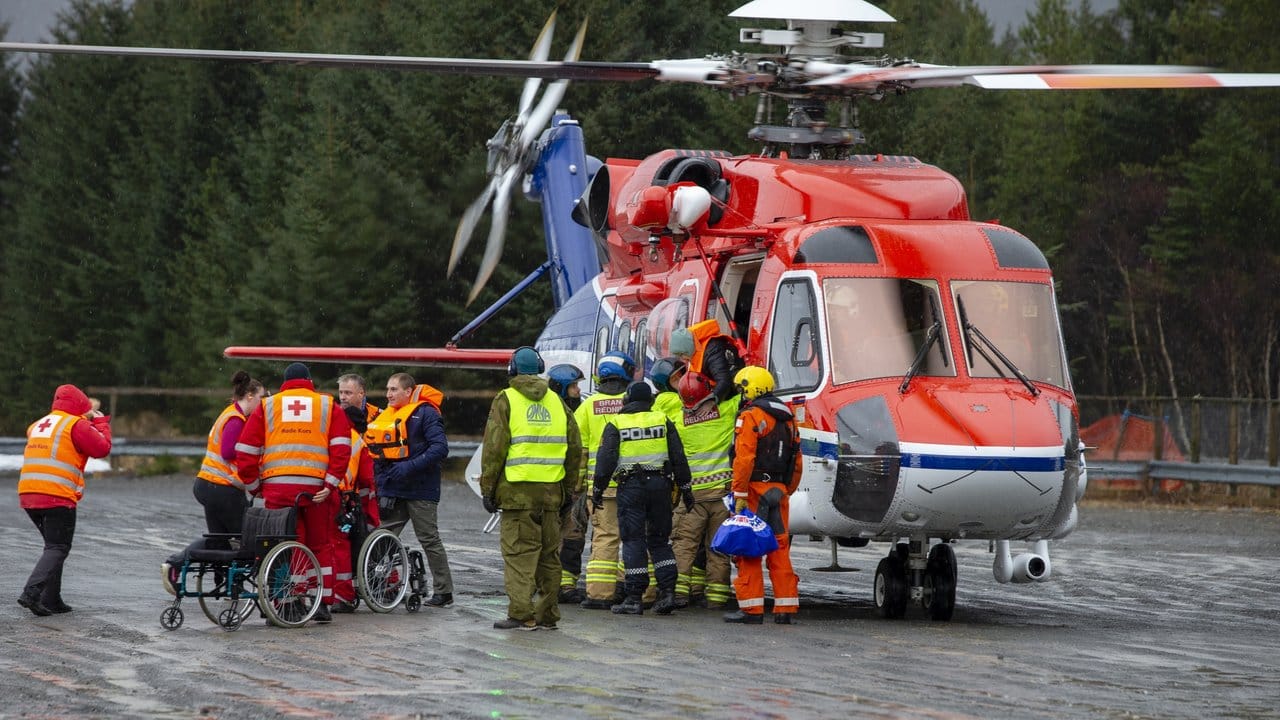 Ein knappes Drittel der 1373 Menschen an Bord wurde bei einem dramatischen Evakuierungseinsatz per Hubschrauber an Land geholt.