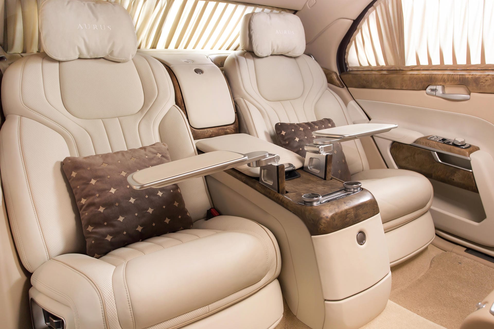 Luxus-Ausstattung: Die Lang-Version kommt mit Liegesitzen, die kürzere immerhin mit zwei Einzelsitzen und beweglicher Beinauflage.