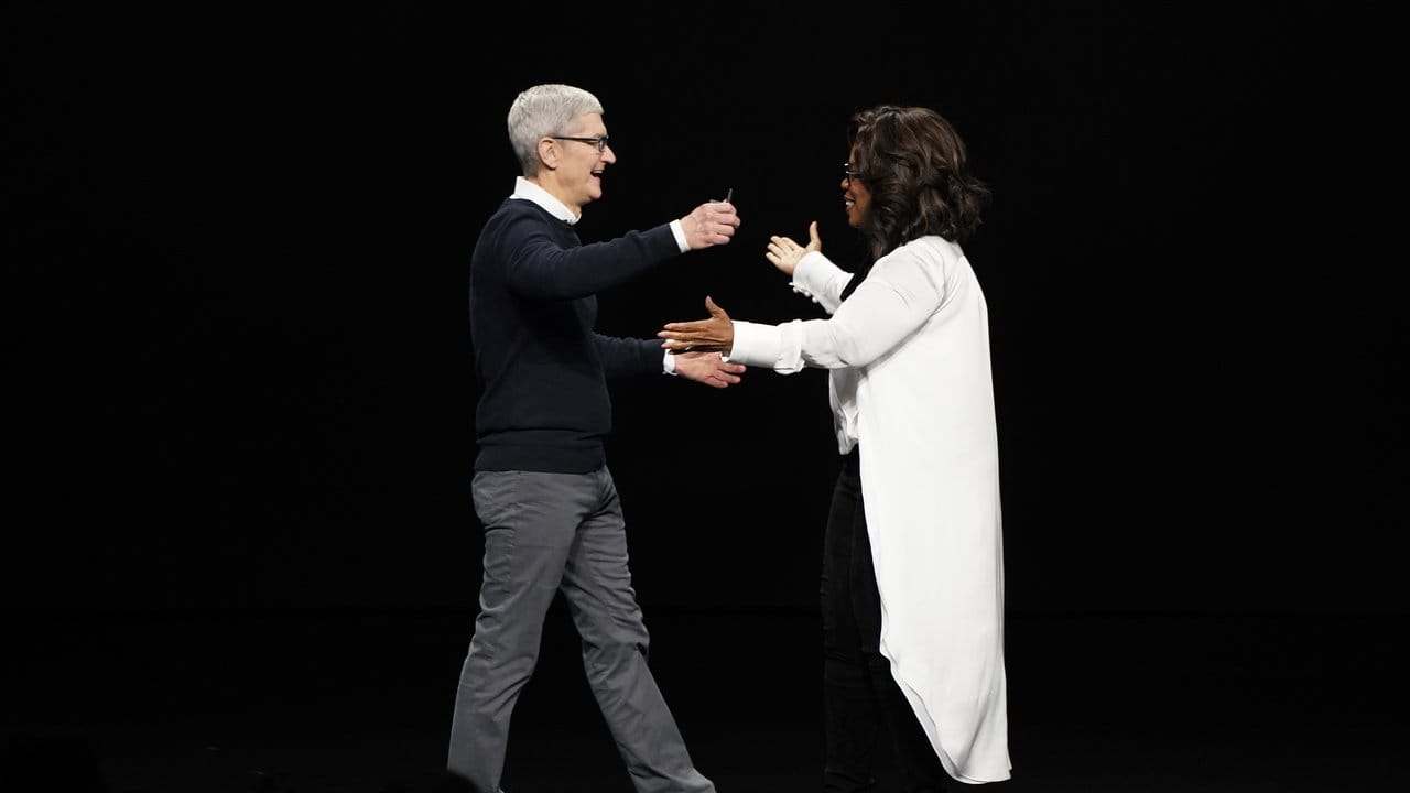 Hoher Besuch: Apple-Chef Tim Cook begrüßt Oprah Winfrey auf der Bühne.