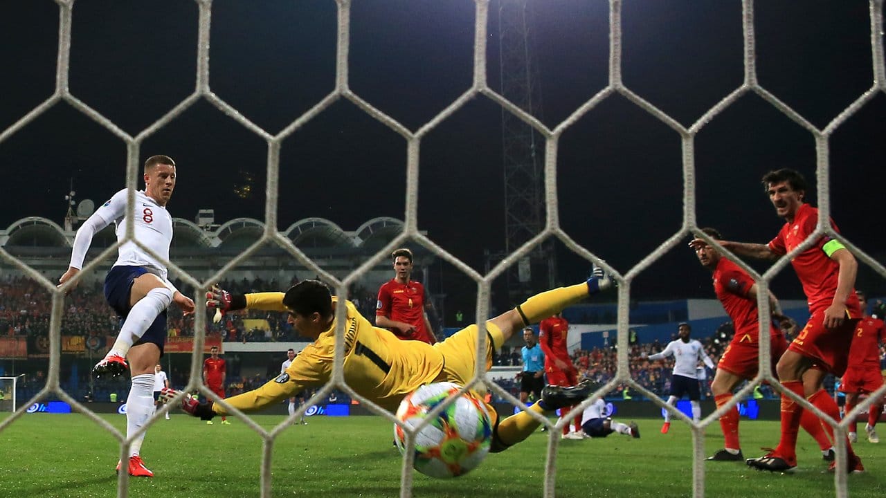 Der Engländer Ross Barkley (l) erzielt das 2:0 gegen Montenegro.