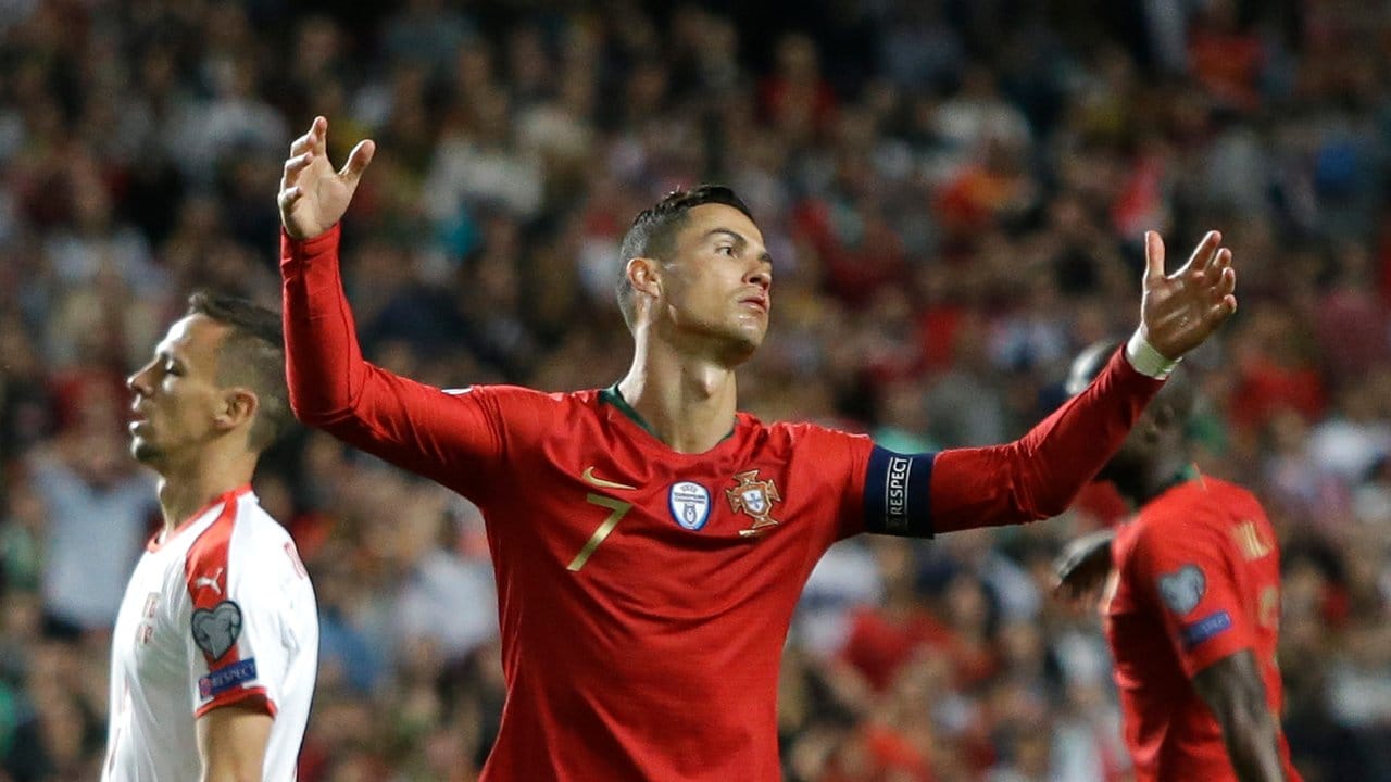 Portugals Cristiano Ronaldo hadert mit dem Verlauf des Spiels gegen Serbien.