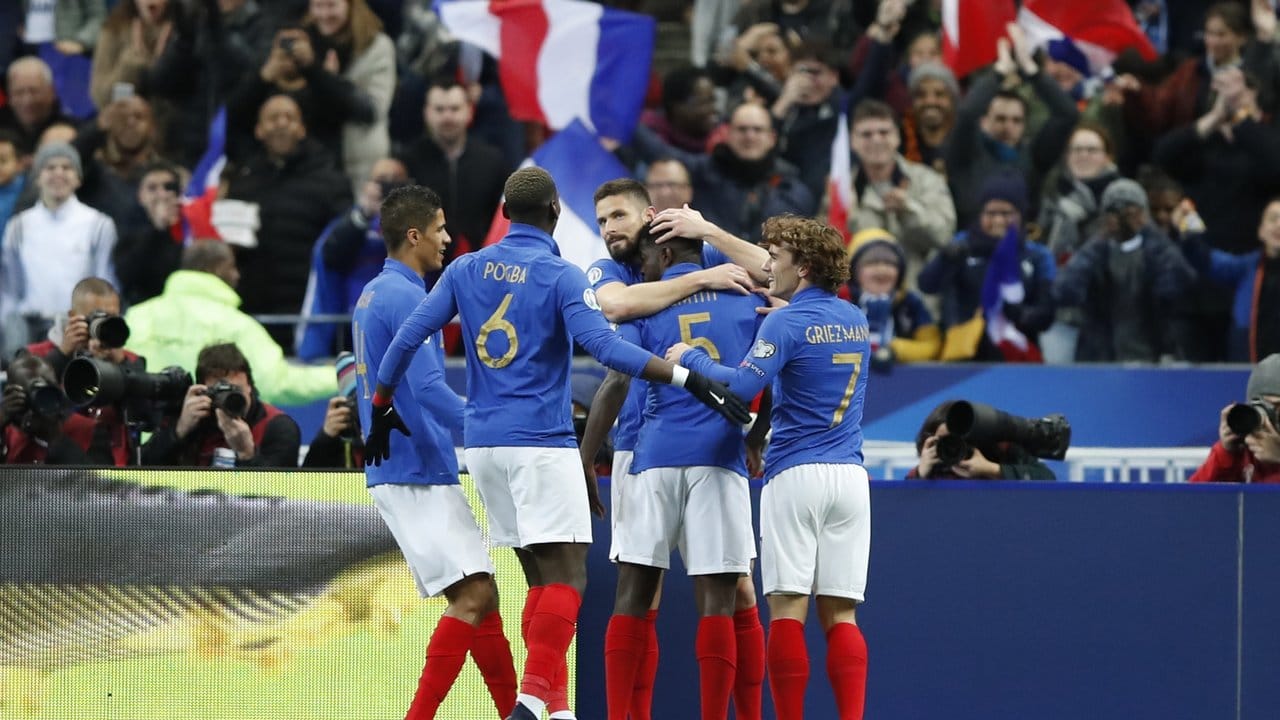 Frankreichs Spieler feiern das erste Tor des Spiels gegen Island.