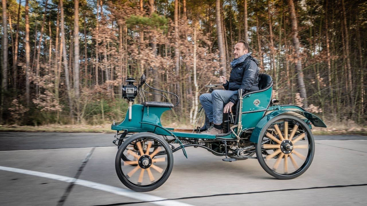 Flotte Fahrt im ersten Opel: Zwischen 25 und 30 km/h sind im Patentmotorwagen System Lutzmann schon drin.