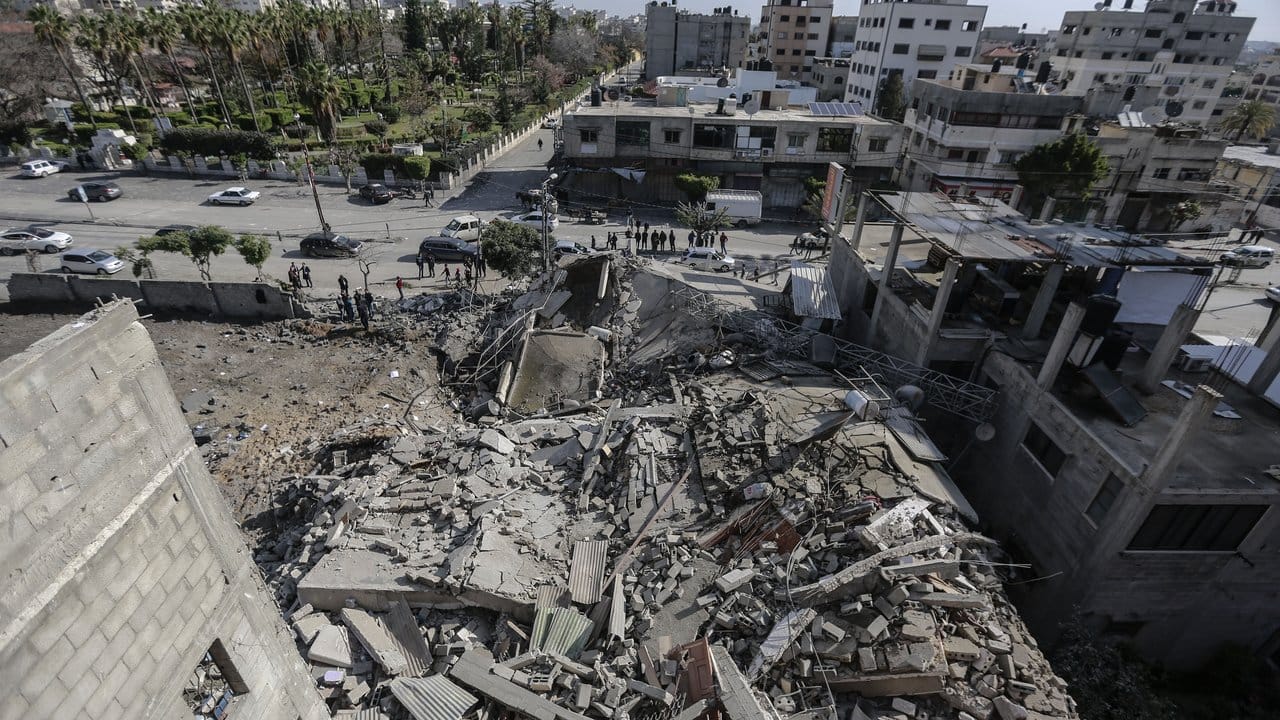 Durch einen israelischen Luftangriff zerstörtes Gebäude in Gaza.