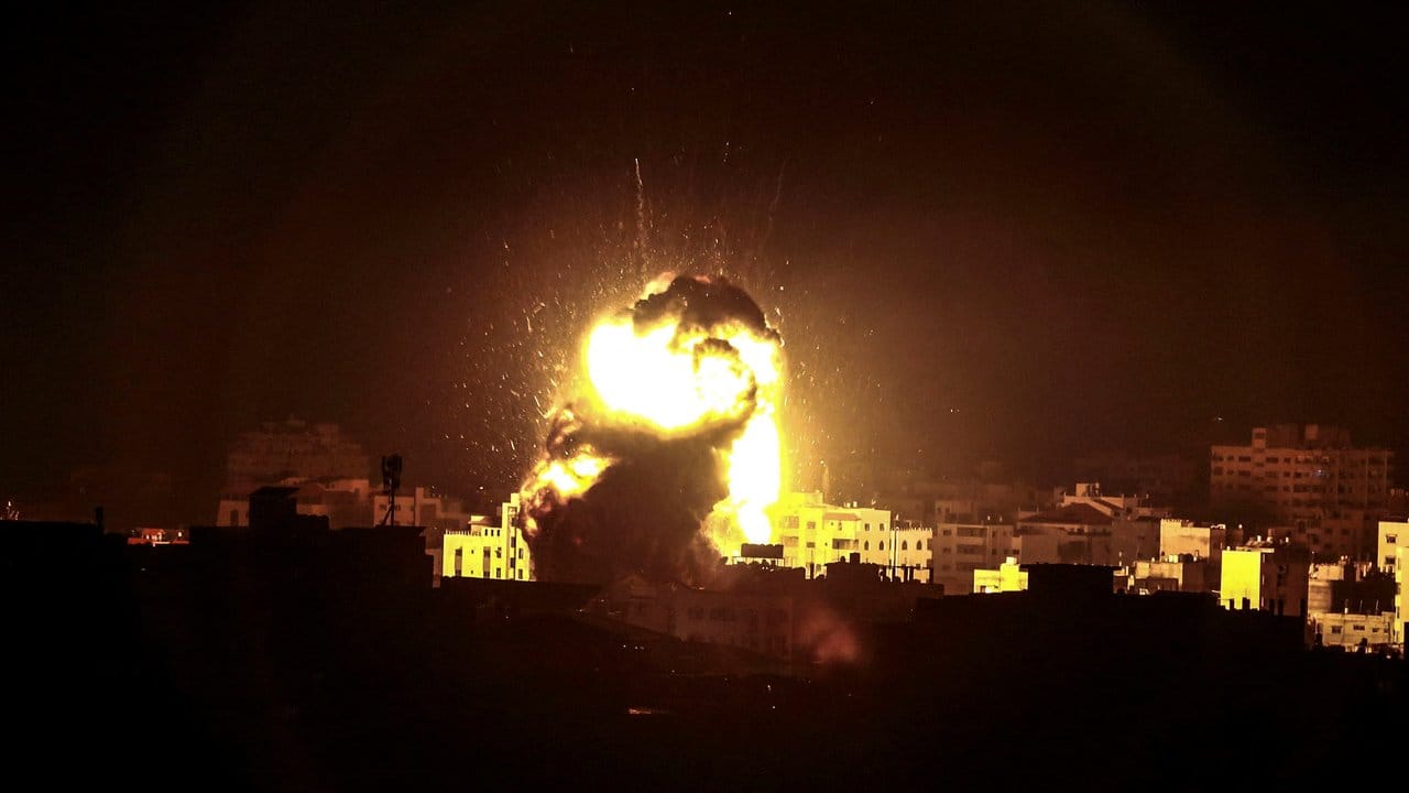 Nach einem israelischen Luftangriff erhellt eine Explosion den Himmel über Gaza.
