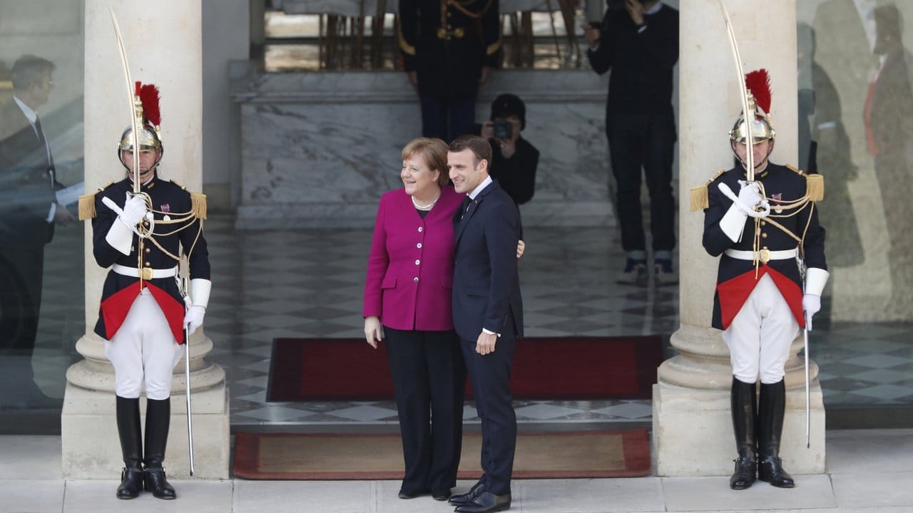 Frankreichs Präsident Emmanuel Macron empfängt Bundeskanzlerin Angela Merkel vor dem Elysee-Palast in Paris.