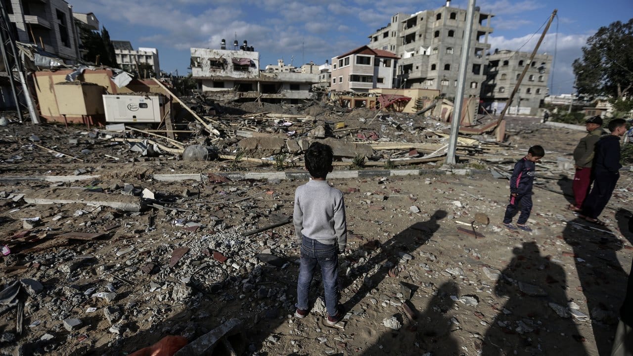 Israel hatte mit Luftangriffen auf einen Raketenangriff aus dem Gazastreifen reagiert, bei dem ein Haus nordöstlich von Tel Aviv demoliert worden war.