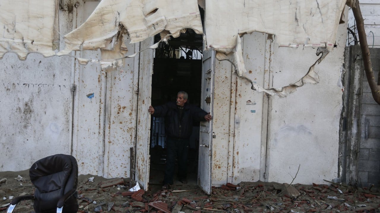 Nach dem Luftangriff: Ein Palästinenser inspiziert ein zerstörtes Gebiet in Gaza-Stadt.