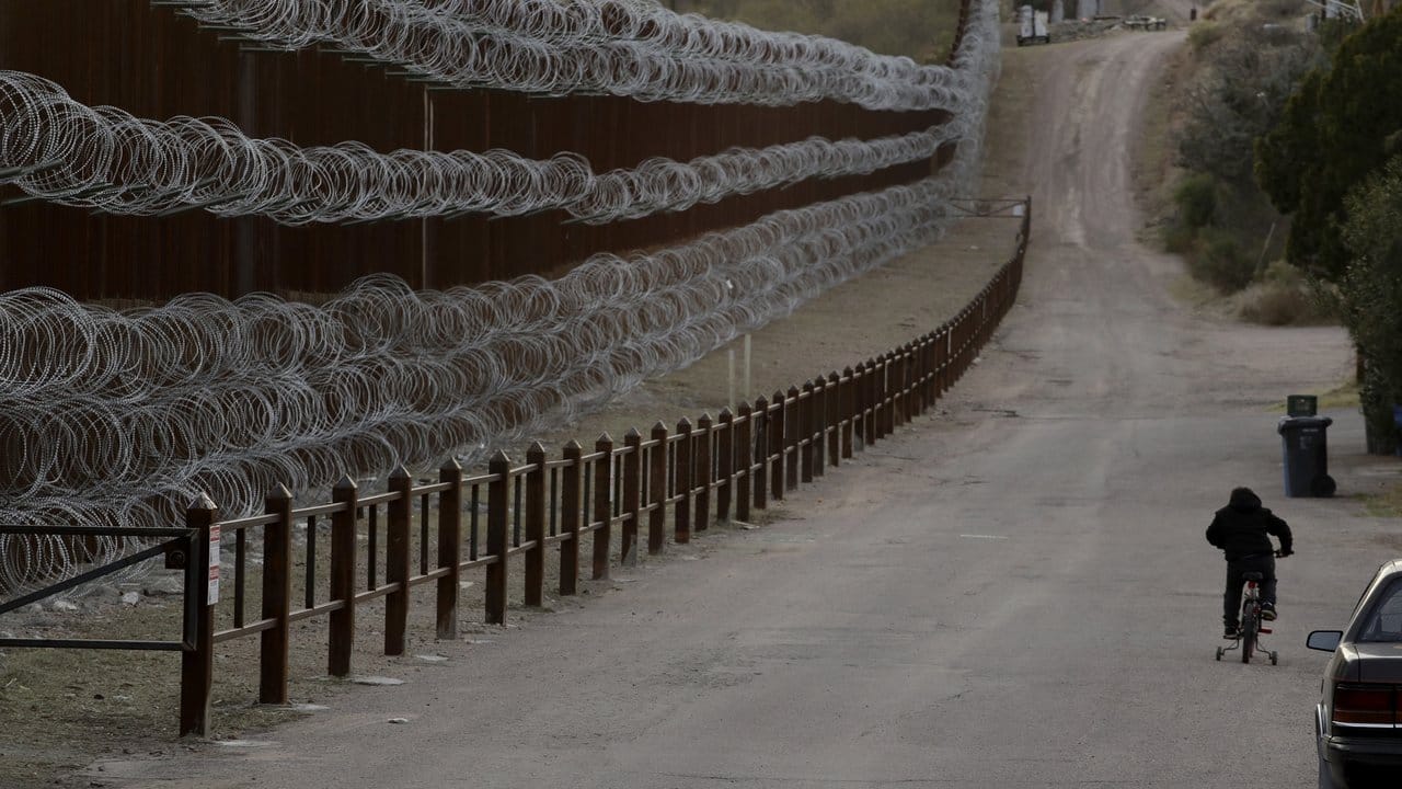Grenzanlage zwischen den USA und Mexiko bei Nogales. Grenzanlage zwischen den USA und Mexiko bei Nogales.