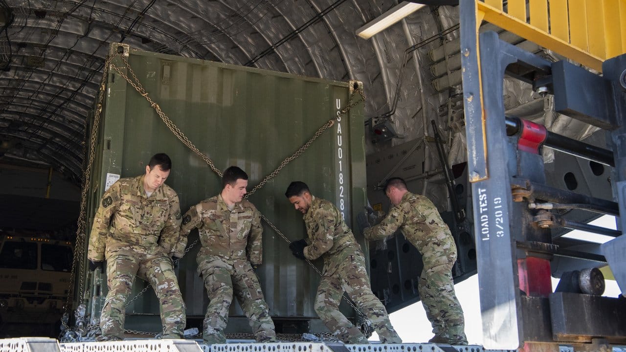 Mit gewaltigem Materialaufwand machen sich Tausende US-Soldaten auf den Weg an die Grenze zu Mexiko. Mit gewaltigem Materialaufwand machen sich Tausende US-Soldaten auf den Weg an die Grenze zu Mexiko.