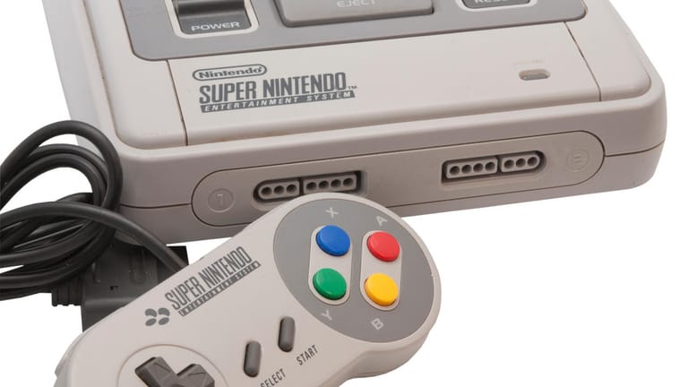 Nachfolger war das Super Nintendo Entertainment System (SNES). Das Gerät bot 16-bit-Grafik. In Japan hieß das Gerät Super Famicom und erschien 1990. Veröffentlichungsdatum in Europa: 1992.