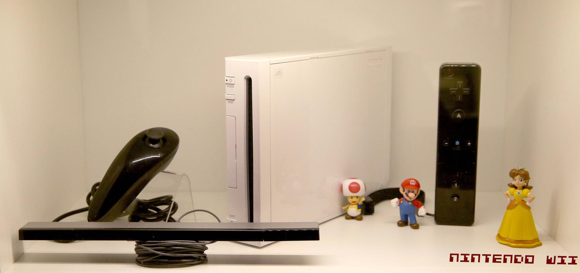 Deutlich besser lief es für Nintendo mit der Wii. Mehr als 100 Millionen Konsolen verkaufte der Konzern. Das besondere an der Wii war sein Controller: Mithilfe eines Bewegungssensors im Controller konnten Nutzer Spielfiguren steuern, indem sie den Controller bewegten. Die Wii erschien weltweit 2006.