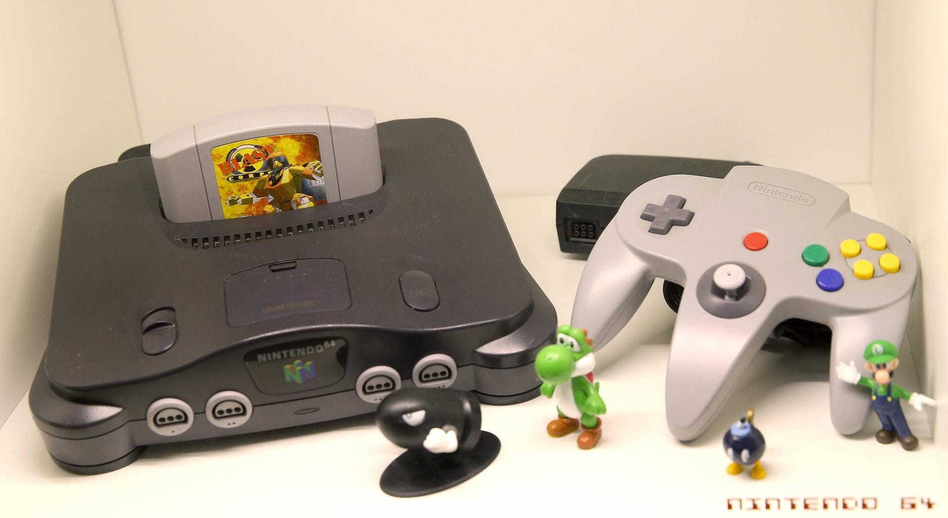In Japan und den USA veröffentlichte Nintendo 1996 die Nintendo 64. Das Gerät kam mit einem 64-bit-Grafikprozessor. In Europa erschien das Gerät Anfang 1997. Im Gegensatz zur Konkurrenz setzte Nintendo bei dem Gerät noch immer auf Module. Sonys Playstation arbeitete bereits mit CD-ROM.