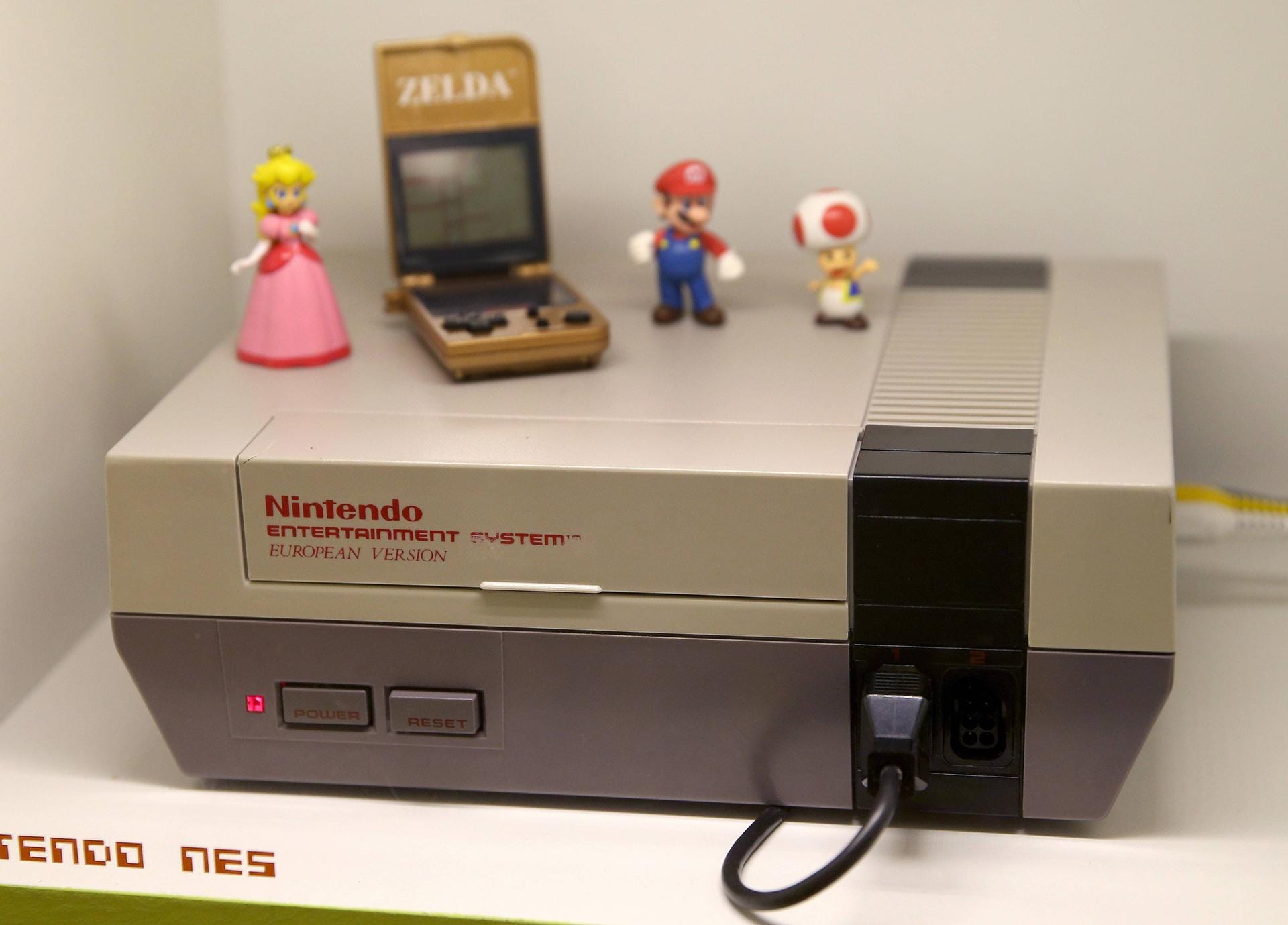 Das "Nintendo Entertainment System" (NES) erschien als Famicaon in Japan 1983. Das Bild zeigt die amerikanische und europäische Version der 8-bit-Konsole. Weltweit verkaufte es sich mehr als 60 Millionen Mal.
