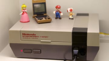 Das "Nintendo Entertainment System" (NES) erschien als Famicaon in Japan 1983. Das Bild zeigt die amerikanische und europäische Version der 8-bit-Konsole. Weltweit verkaufte es sich mehr als 60 Millionen Mal.