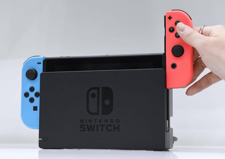 Die Nintendo Switch erschien 2017 und hat sich bisher über 30 Millionen Mal verkauft. Bei der Konsole handelt es sich um einen Hybrid: Sie lässt sich als Handheld unterwegs oder stationär am Fernseher nutzen.