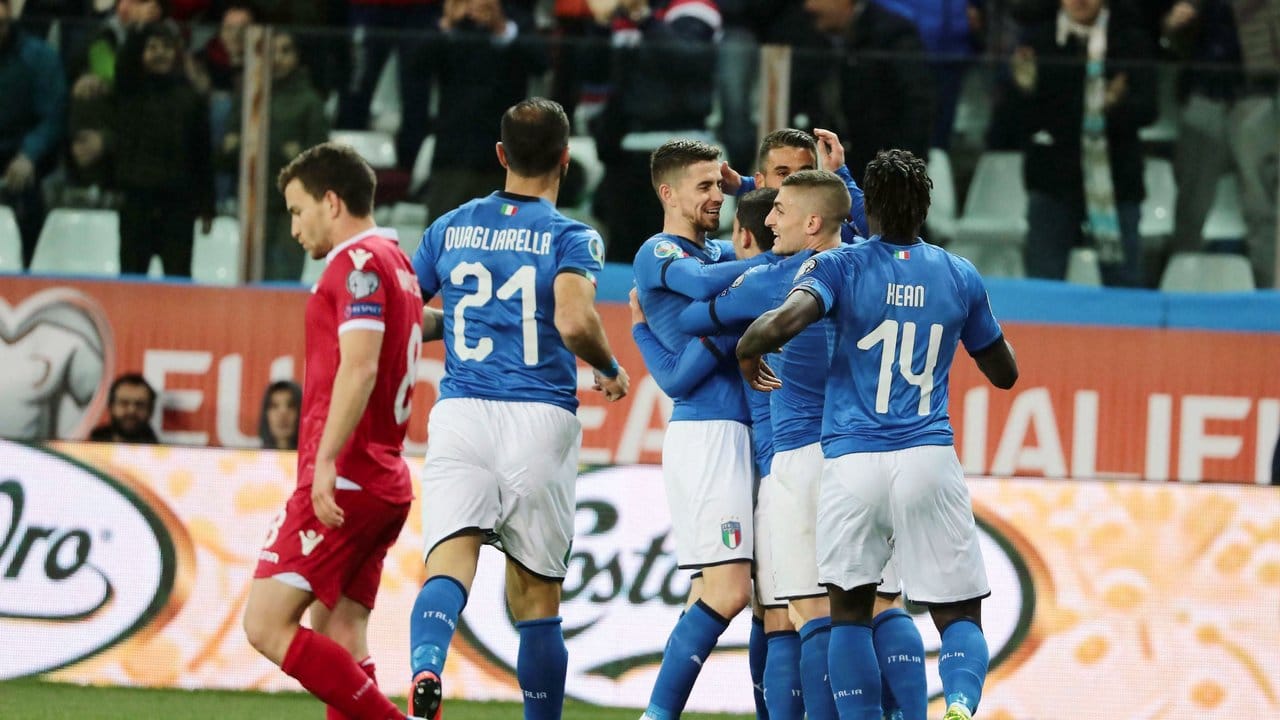 Die Italiener (r) feiern das erste Tor im Spiel gegen Liechtenstein.