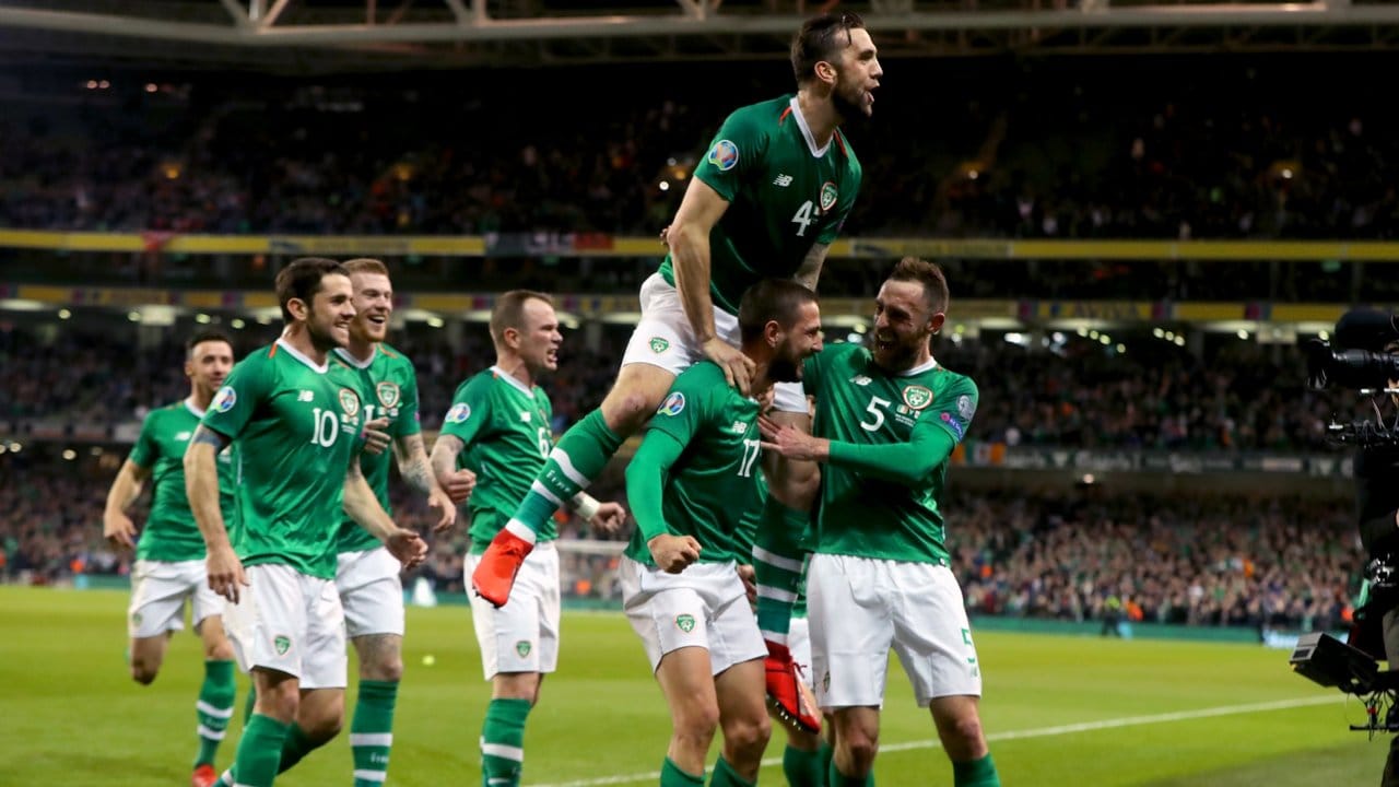Die Spieler der Republik Irland feiern ein Tor gegen Georgien.