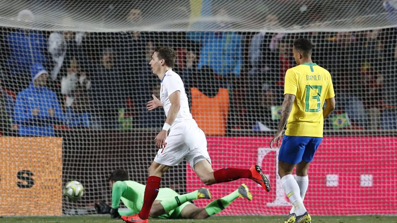 Der Tscheche David Pavelka (in Weiß) erzielt das 1:0 seiner Mannschaft gegen Brasiliens Torhüter Alisson.