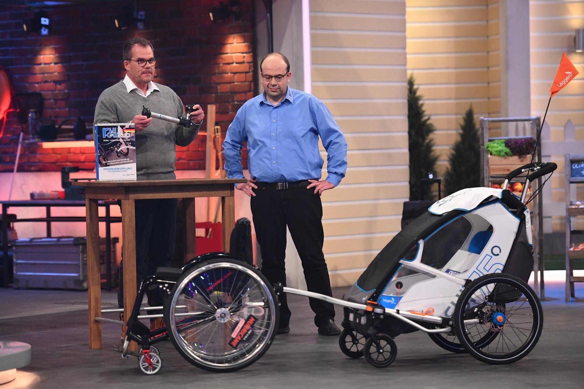 Rollikup: Eduard Wiebe und Andreas Neitzel sind die Erfinder einer Anhängerkuppling für Rollstühle.