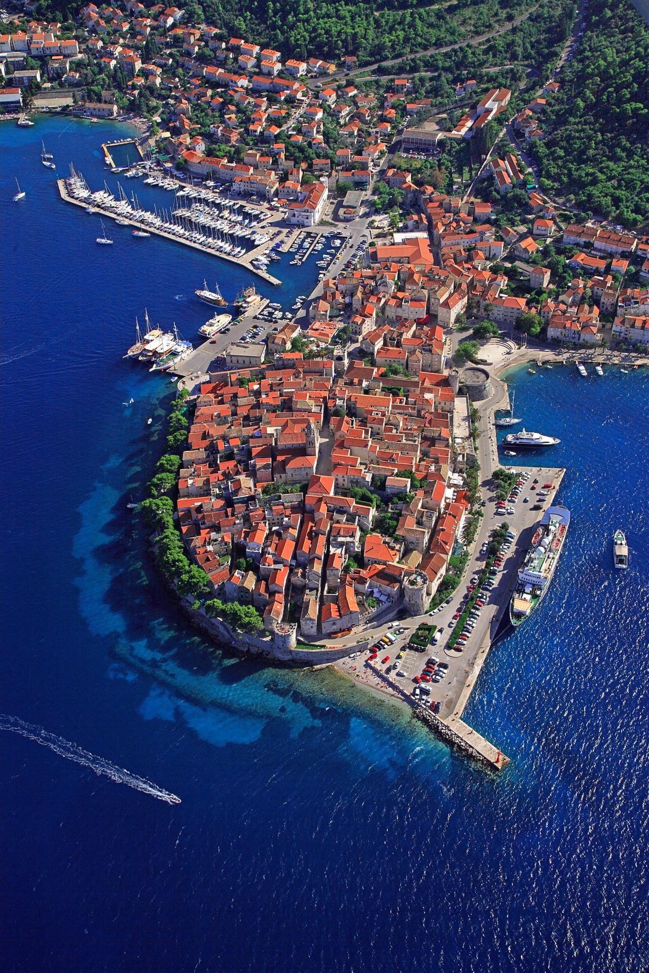Die kroatische Hafenstadt Korčula ist der größte Ort auf der gleichnamigen Insel, von der manche behaupten, dass der Weltreisende Marco Polo hier geboren wurde.