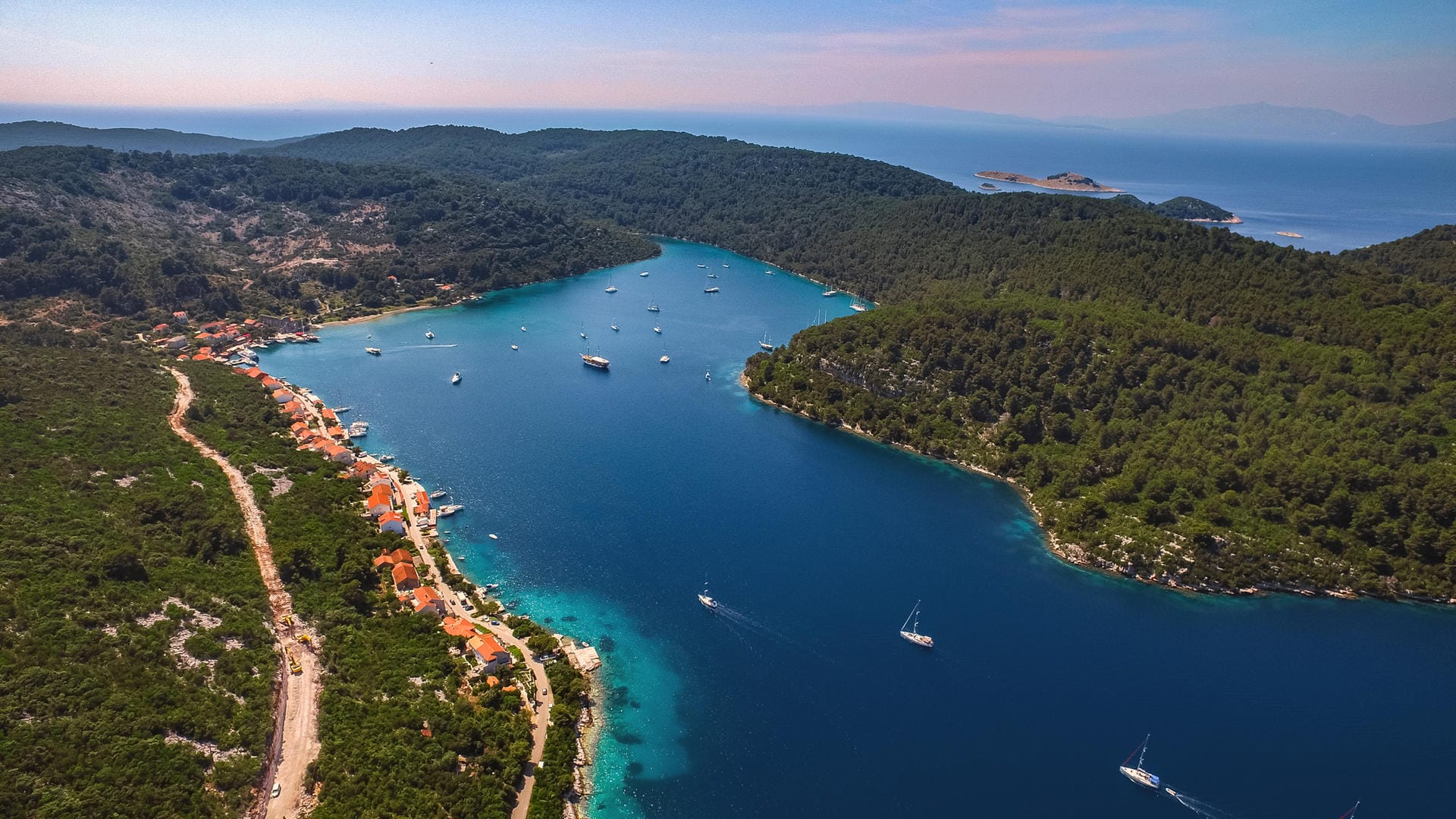 Unweit von Dubrovnik entfernt, befindet sich Kroatiens "grüne Insel" Mljet. Sie ist bekannt für ihre besonders aromatischen und kraftvollen Weiß- und Rotweine.